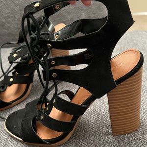 Woman’s black es size 9